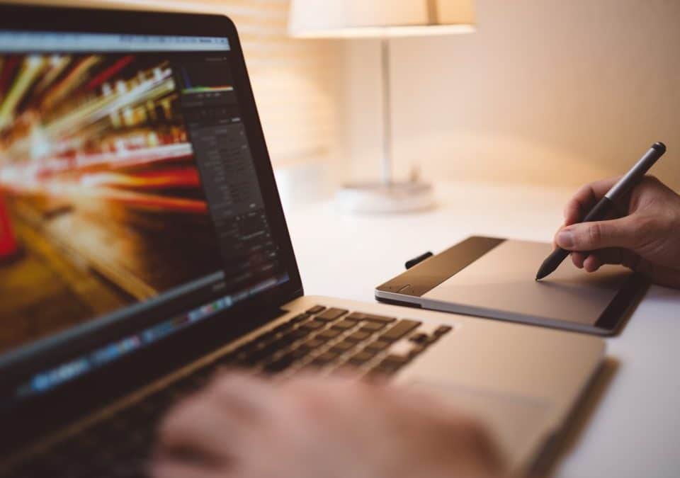 3 SMART WAYS TO EARN AS A GRAPHIC DESIGNER IN 2021